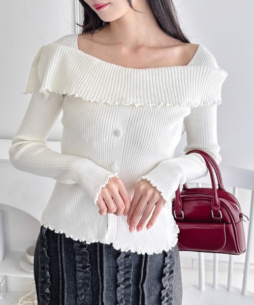 Loueme(ルエム)の「【5色展開】フロントボタンオフショル風ニットトップス(ニット/セーター・レディース・ブラック/ライトブルー/グレー/ホワイト/レッド・FREE)」の1枚目の写真
