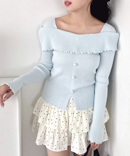 Loueme(ルエム)の「【5色展開】フロントボタンオフショル風ニットトップス(ニット/セーター・レディース・ブラック/ライトブルー/グレー/ホワイト/レッド・FREE)」の4枚目の写真