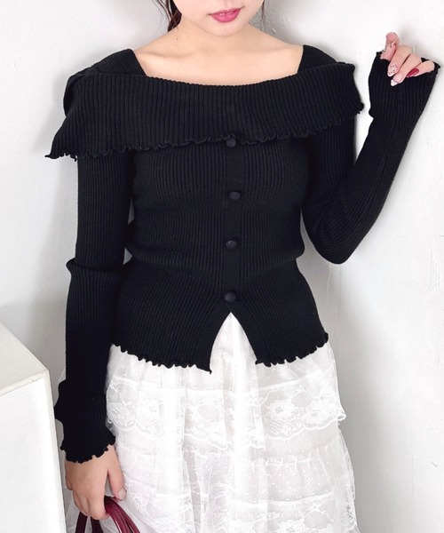 Loueme(ルエム)の「【5色展開】フロントボタンオフショル風ニットトップス(ニット/セーター・レディース・ブラック/ライトブルー/グレー/ホワイト/レッド・FREE)」の2枚目の写真