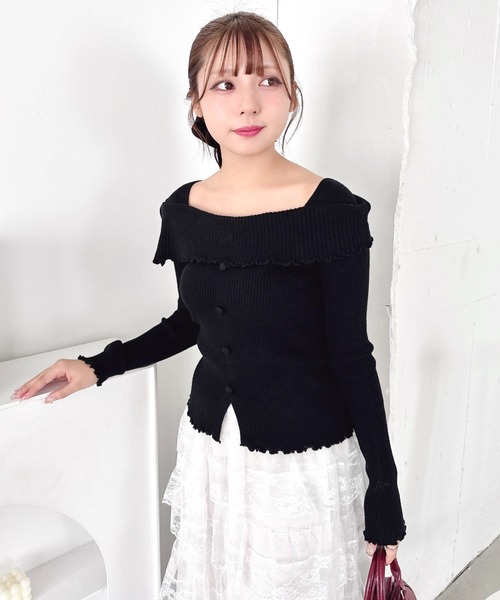 Loueme(ルエム)の「【5色展開】フロントボタンオフショル風ニットトップス(ニット/セーター・レディース・ブラック/ライトブルー/グレー/ホワイト/レッド・FREE)」の18枚目の写真
