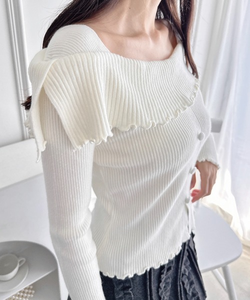 Loueme(ルエム)の「【5色展開】フロントボタンオフショル風ニットトップス(ニット/セーター・レディース・ブラック/ライトブルー/グレー/ホワイト/レッド・FREE)」の16枚目の写真