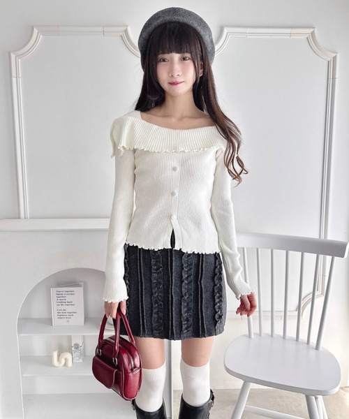 Loueme(ルエム)の「【5色展開】フロントボタンオフショル風ニットトップス(ニット/セーター・レディース・ブラック/ライトブルー/グレー/ホワイト/レッド・FREE)」の14枚目の写真