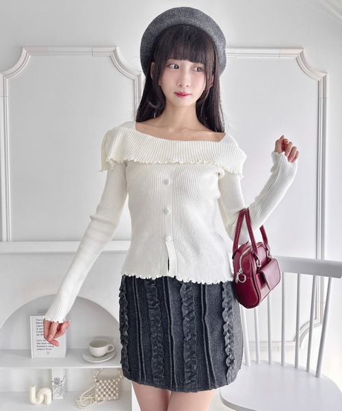 Loueme(ルエム)の「【5色展開】フロントボタンオフショル風ニットトップス(ニット/セーター・レディース・ブラック/ライトブルー/グレー/ホワイト/レッド・FREE)」の13枚目の写真