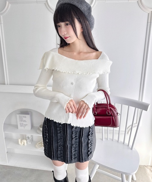 Loueme(ルエム)の「【5色展開】フロントボタンオフショル風ニットトップス(ニット/セーター・レディース・ブラック/ライトブルー/グレー/ホワイト/レッド・FREE)」の12枚目の写真