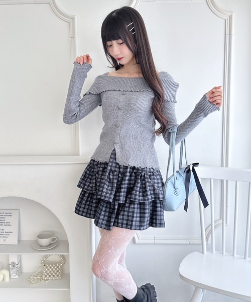 Loueme(ルエム)の「【5色展開】フロントボタンオフショル風ニットトップス(ニット/セーター・レディース・ブラック/ライトブルー/グレー/ホワイト/レッド・FREE)」の9枚目の写真
