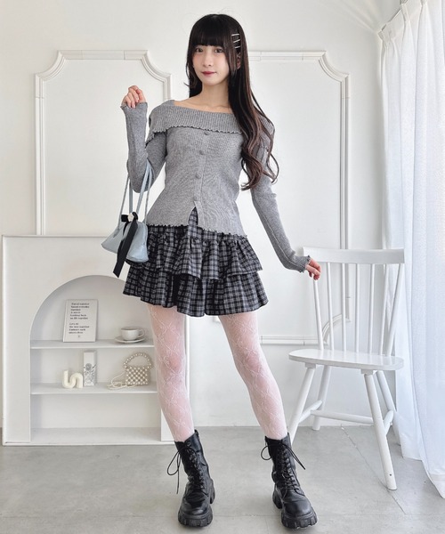 Loueme(ルエム)の「【5色展開】フロントボタンオフショル風ニットトップス(ニット/セーター・レディース・ブラック/ライトブルー/グレー/ホワイト/レッド・FREE)」の10枚目の写真