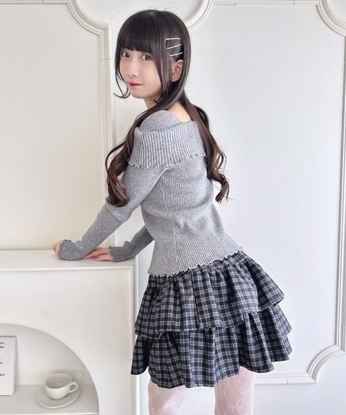 Loueme(ルエム)の「【5色展開】フロントボタンオフショル風ニットトップス(ニット/セーター・レディース・ブラック/ライトブルー/グレー/ホワイト/レッド・FREE)」の7枚目の写真