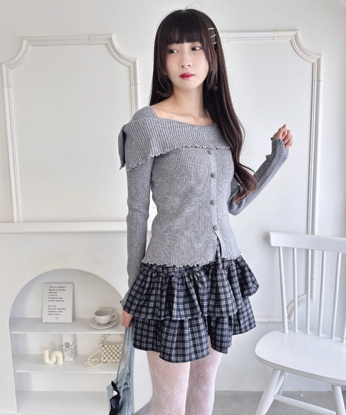 Loueme(ルエム)の「【5色展開】フロントボタンオフショル風ニットトップス(ニット/セーター・レディース・ブラック/ライトブルー/グレー/ホワイト/レッド・FREE)」の8枚目の写真