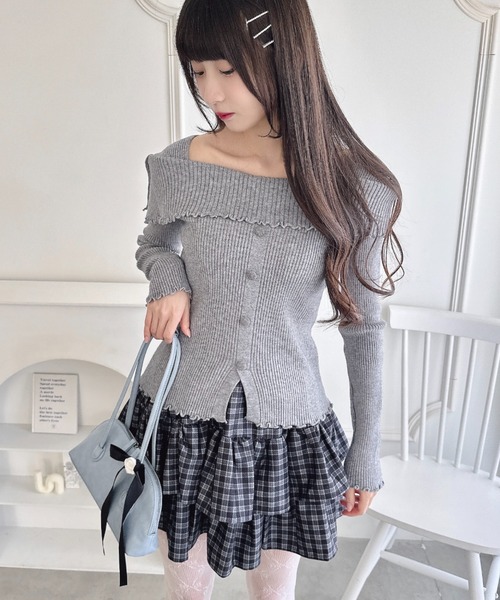 Loueme(ルエム)の「【5色展開】フロントボタンオフショル風ニットトップス(ニット/セーター・レディース・ブラック/ライトブルー/グレー/ホワイト/レッド・FREE)」の6枚目の写真