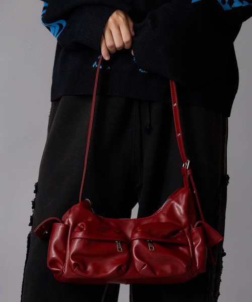 Theater code(シアターコード)の「フェイクレザー フロントポケット付き ショルダーバッグ(ショルダーバッグ・メンズ・ブラック/レッド・FREE)」の1枚目の写真