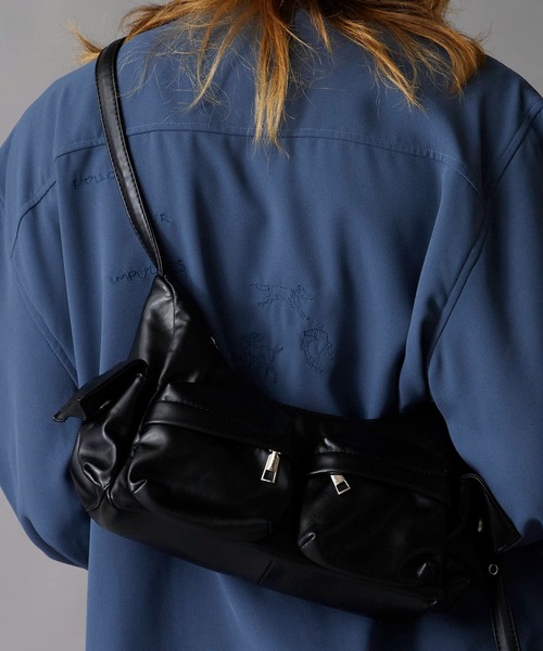 Theater code(シアターコード)の「フェイクレザー フロントポケット付き ショルダーバッグ(ショルダーバッグ・メンズ・ブラック/レッド・FREE)」の2枚目の写真