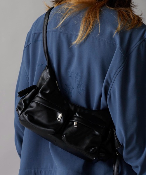 Theater code(シアターコード)の「フェイクレザー フロントポケット付き ショルダーバッグ(ショルダーバッグ・メンズ・ブラック/レッド・FREE)」の6枚目の写真