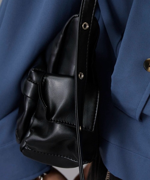 Theater code(シアターコード)の「フェイクレザー フロントポケット付き ショルダーバッグ(ショルダーバッグ・メンズ・ブラック/レッド・FREE)」の14枚目の写真