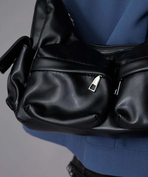 Theater code(シアターコード)の「フェイクレザー フロントポケット付き ショルダーバッグ(ショルダーバッグ・メンズ・ブラック/レッド・FREE)」の11枚目の写真