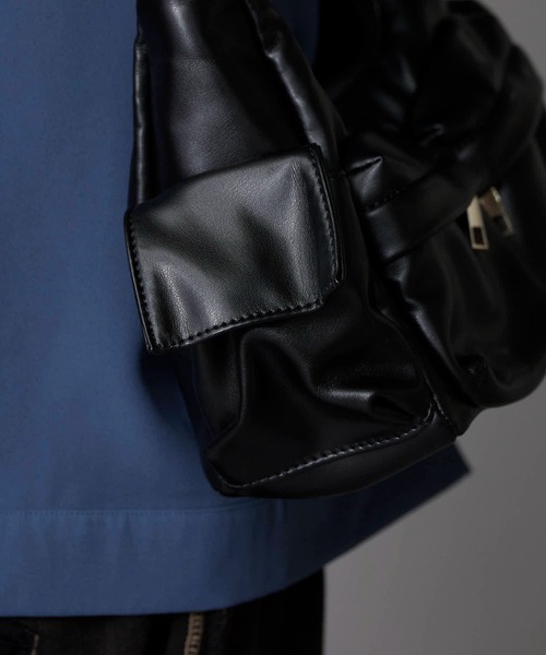 Theater code(シアターコード)の「フェイクレザー フロントポケット付き ショルダーバッグ(ショルダーバッグ・メンズ・ブラック/レッド・FREE)」の4枚目の写真