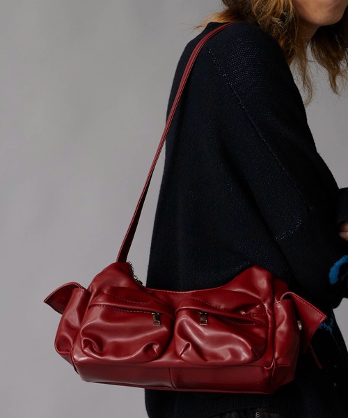 Theater code(シアターコード)の「フェイクレザー フロントポケット付き ショルダーバッグ(ショルダーバッグ・メンズ・ブラック/レッド・FREE)」の3枚目の写真