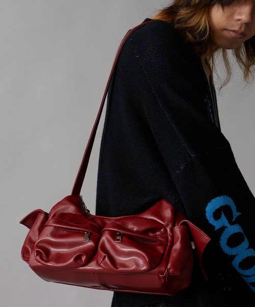 Theater code(シアターコード)の「フェイクレザー フロントポケット付き ショルダーバッグ(ショルダーバッグ・メンズ・ブラック/レッド・FREE)」の8枚目の写真