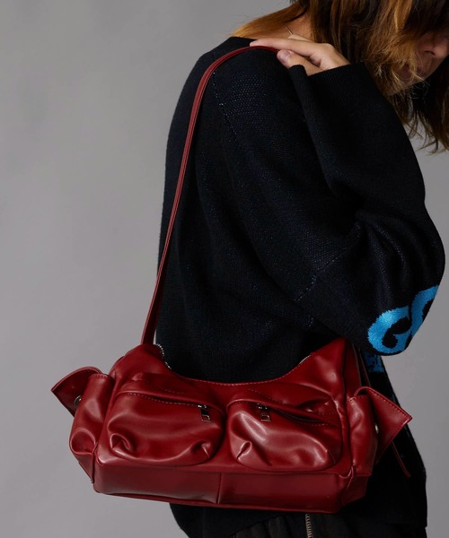 Theater code(シアターコード)の「フェイクレザー フロントポケット付き ショルダーバッグ(ショルダーバッグ・メンズ・ブラック/レッド・FREE)」の13枚目の写真