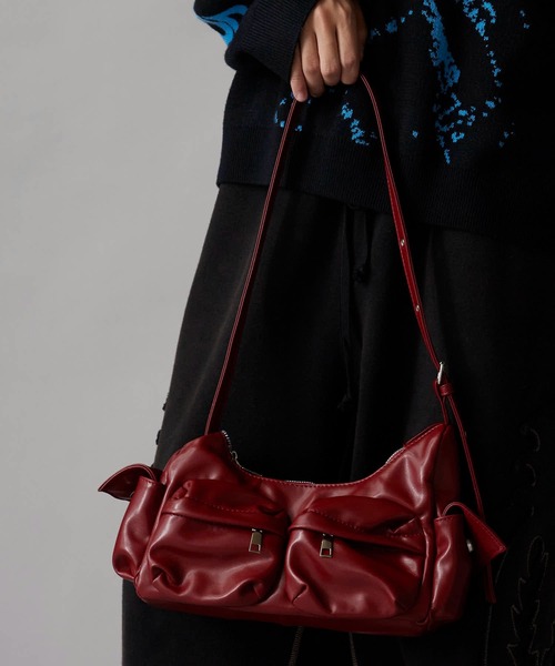 Theater code(シアターコード)の「フェイクレザー フロントポケット付き ショルダーバッグ(ショルダーバッグ・メンズ・ブラック/レッド・FREE)」の7枚目の写真