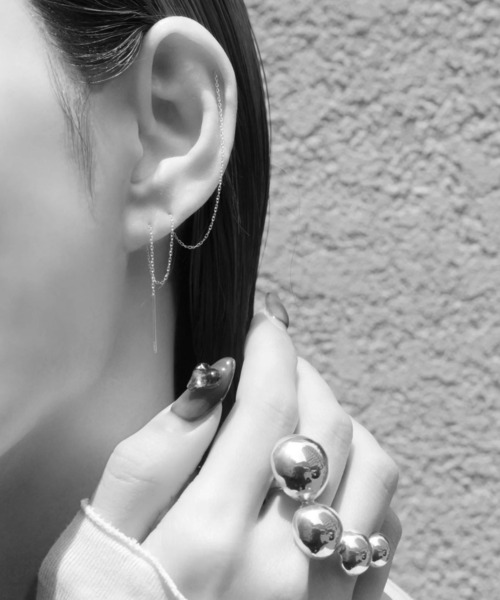 norme(ノーム)の「【SILVER925】ノーム プレイング チェーン ピアス (ショート/1P) / norme playing chain pierce (short/1P)(ピアス(片耳用)・レディース・ゴールド・FREE)」の4枚目の写真