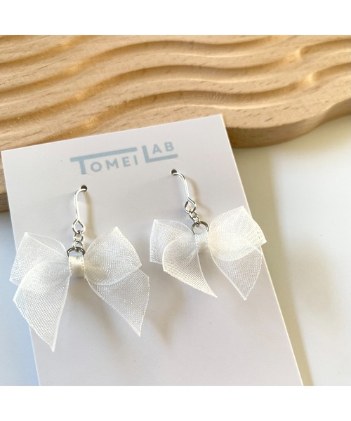 tone(トーン)の「【TOMEI LAB】オーガンジー リボン ピアス(MA)(ピアス(両耳用)・レディース・ホワイト/ネイビー/ブラック・FREE)」の1枚目の写真