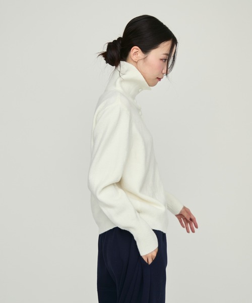 NUJOH(ヌゾ)の「Front Button High Neck Knit / フロントボタンハイネックニット(ニット/セーター・レディース・アイボリー/グレー・FREE)」の5枚目の写真