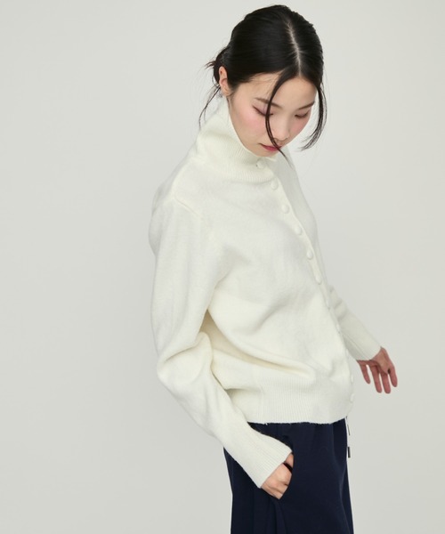 NUJOH(ヌゾ)の「Front Button High Neck Knit / フロントボタンハイネックニット(ニット/セーター・レディース・アイボリー/グレー・FREE)」の6枚目の写真