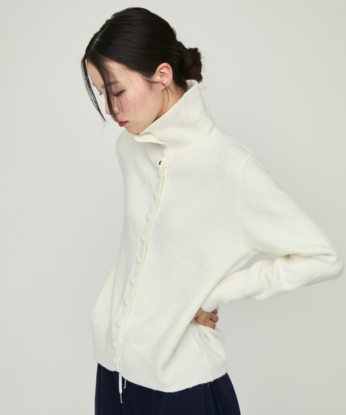NUJOH(ヌゾ)の「Front Button High Neck Knit / フロントボタンハイネックニット(ニット/セーター・レディース・アイボリー/グレー・FREE)」の7枚目の写真
