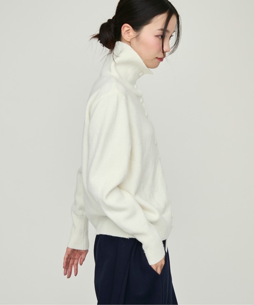 NUJOH(ヌゾ)の「Front Button High Neck Knit / フロントボタンハイネックニット(ニット/セーター・レディース・アイボリー/グレー・FREE)」の15枚目の写真