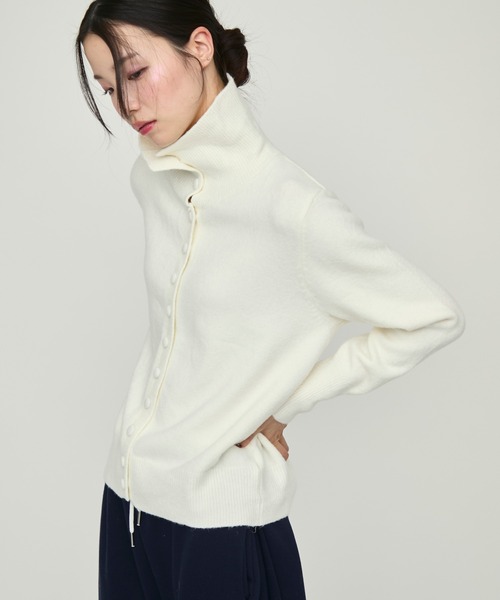 NUJOH(ヌゾ)の「Front Button High Neck Knit / フロントボタンハイネックニット(ニット/セーター・レディース・アイボリー/グレー・FREE)」の12枚目の写真