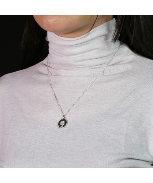 Disney(ディズニー)の「美女と野獣 プリンス ローズネックレス(ネックレス・メンズ・シルバー・ONE SIZE)」の9枚目の写真