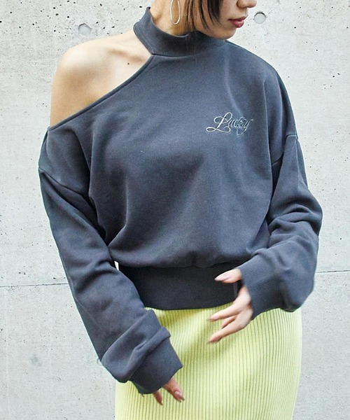 ANAP（アナップ）の「ウォッシュ加工 刺繍 チョーカーネック ワンショルダー スウェット（スウェット・レディース・ブラック/グレー/ライトブルー・F）」の2枚目の写真