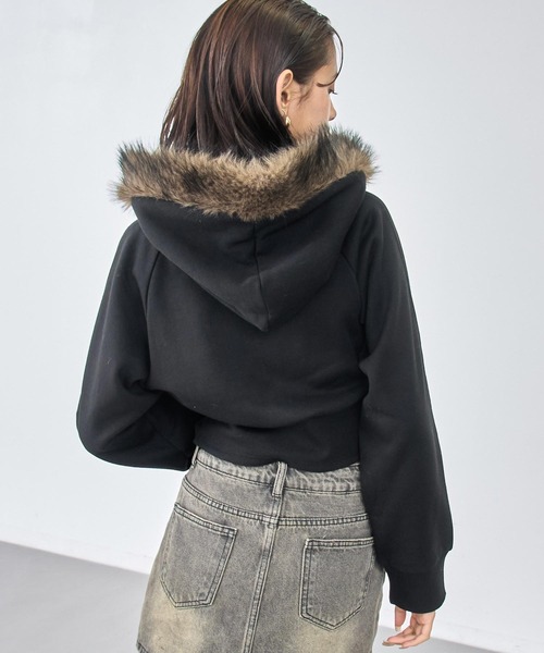ANAP（アナップ）の「フードファー 裏起毛 コンパクト パーカー（パーカー・レディース・ベージュ/ブラック・F）」の7枚目の写真