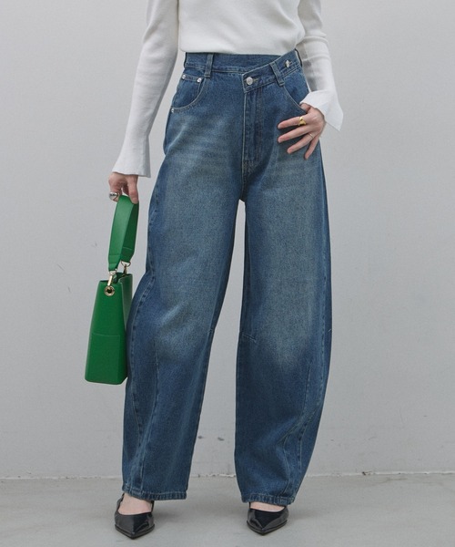 &. NOSTALGIA（アンドドットノスタルジア）の「ウエストアシメカーブデニム（デニムパンツ・レディース・ライトブルー/ブルー・S/M）」の2枚目の写真