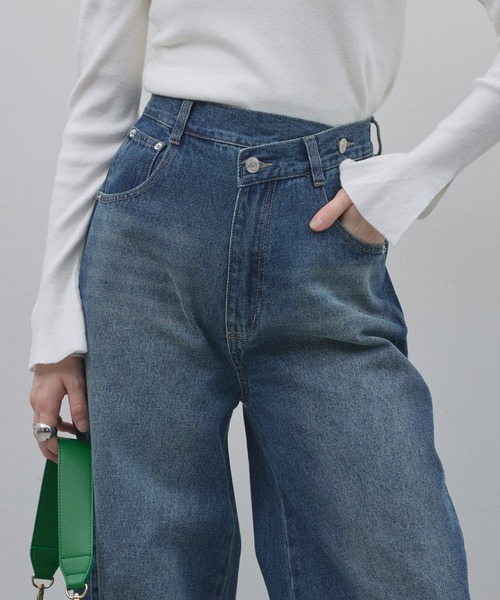 &. NOSTALGIA（アンドドットノスタルジア）の「ウエストアシメカーブデニム（デニムパンツ・レディース・ライトブルー/ブルー・S/M）」の10枚目の写真