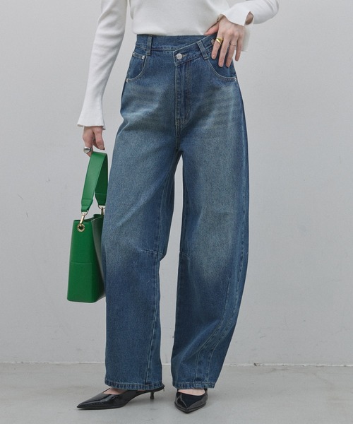 &. NOSTALGIA（アンドドットノスタルジア）の「ウエストアシメカーブデニム（デニムパンツ・レディース・ライトブルー/ブルー・S/M）」の11枚目の写真