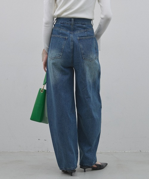 &. NOSTALGIA（アンドドットノスタルジア）の「ウエストアシメカーブデニム（デニムパンツ・レディース・ライトブルー/ブルー・S/M）」の12枚目の写真