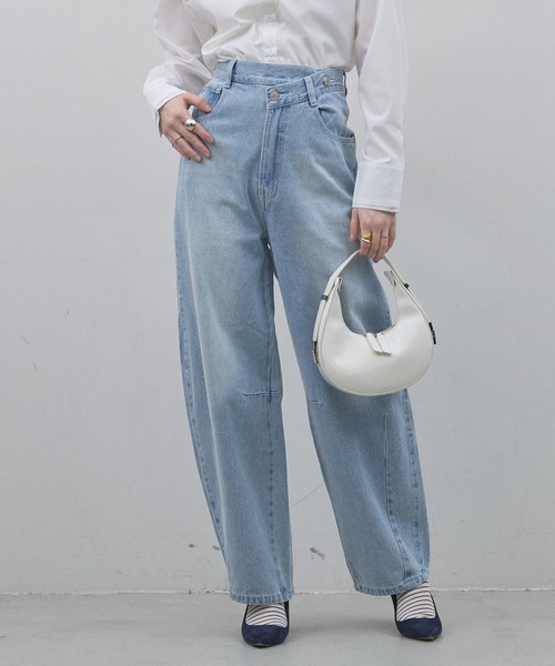 &. NOSTALGIA（アンドドットノスタルジア）の「ウエストアシメカーブデニム（デニムパンツ・レディース・ライトブルー/ブルー・S/M）」の16枚目の写真