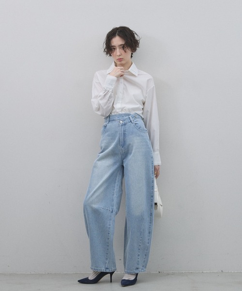 &. NOSTALGIA（アンドドットノスタルジア）の「ウエストアシメカーブデニム（デニムパンツ・レディース・ライトブルー/ブルー・S/M）」の18枚目の写真