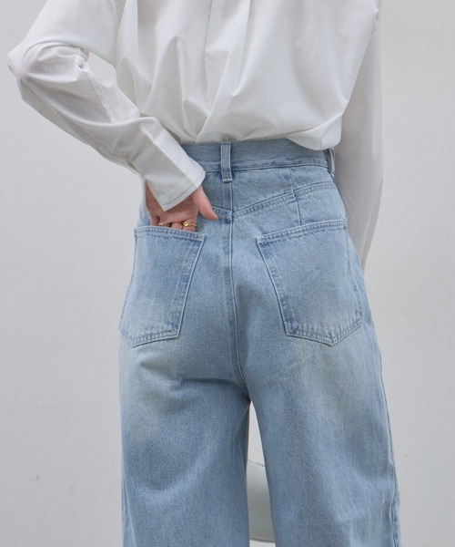 &. NOSTALGIA（アンドドットノスタルジア）の「ウエストアシメカーブデニム（デニムパンツ・レディース・ライトブルー/ブルー・S/M）」の19枚目の写真