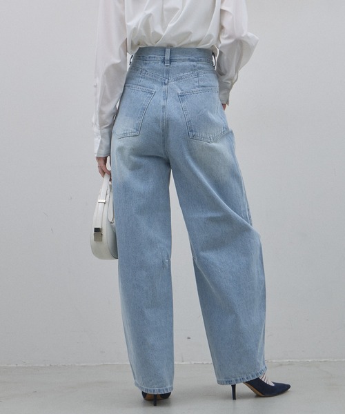 &. NOSTALGIA（アンドドットノスタルジア）の「ウエストアシメカーブデニム（デニムパンツ・レディース・ライトブルー/ブルー・S/M）」の20枚目の写真