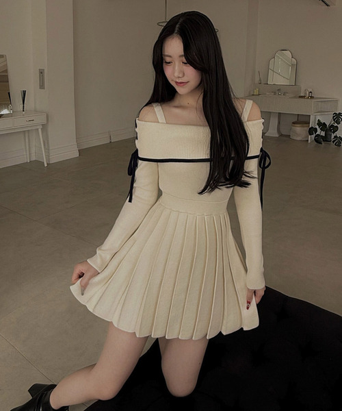 ROYAL PARTY(ロイヤルパーティー)の「オフショル配色プリーツニットミニワンピース(ワンピース・レディース・オフホワイト/グレー/ブラック・FREE)」の12枚目の写真
