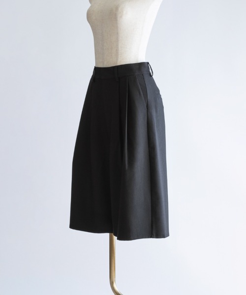 EN NEUME(エンノイム)の「Big Silhouette Half Pants(その他パンツ・レディース・ベージュ/ブラック/ダークブラウン・0/1)」の9枚目の写真