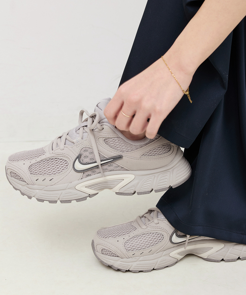 JOURNAL STANDARD relume（ジャーナルスタンダード　レリューム）の「【NIKE/ナイキ】 ウィメンズV5 RNR（スニーカー・レディース・ベージュ・24.5cm/24cm/23.5cm/23cm/25cm）」の2枚目の写真