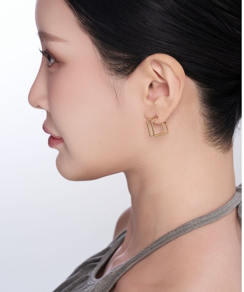 Lyvi(ライビィ)の「Framed Square Piercing / 金属アレルギー対応(ピアス(両耳用)・レディース・シルバー/ゴールド・FREE)」の3枚目の写真