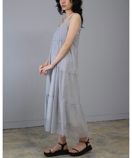 Doumoi(ドゥモエ)の「チェック柄 キャミソールワンピース(ワンピース・レディース・ネイビー系/ホワイト系・FREE)」の6枚目の写真
