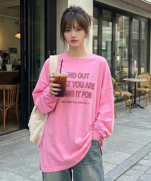 Dalfwin(ダールフィン)の「韓国ファッション FINDピグメント加工英字プリント長袖Tシャツ(Tシャツ/カットソー・レディース・チャコールグレー/ピンク・FREE)」の2枚目の写真