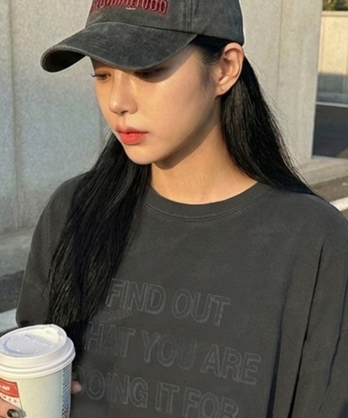 Dalfwin(ダールフィン)の「韓国ファッション FINDピグメント加工英字プリント長袖Tシャツ(Tシャツ/カットソー・レディース・チャコールグレー/ピンク・FREE)」の4枚目の写真