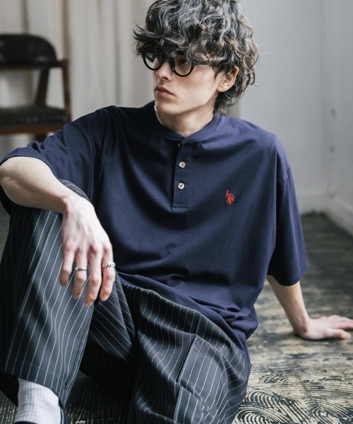 U.S. POLO ASSN.(ユーエスポロアッスン)の「U.S. POLO ASSN. ユーエスポロアッスン 別注コラボワンポイントロゴ刺繍天竺ヘンリーネック半袖Tシャツ(Tシャツ/カットソー・メンズ・ブラウン/ホワイト/ベージュ/チャコール/ネイビー/ブラック/ワイン・M/XL/L)」の6枚目の写真