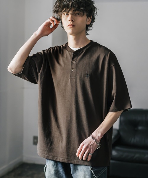 U.S. POLO ASSN.(ユーエスポロアッスン)の「U.S. POLO ASSN. ユーエスポロアッスン 別注コラボワンポイントロゴ刺繍天竺ヘンリーネック半袖Tシャツ(Tシャツ/カットソー・メンズ・ブラウン/ホワイト/ベージュ/チャコール/ネイビー/ブラック/ワイン・M/XL/L)」の4枚目の写真